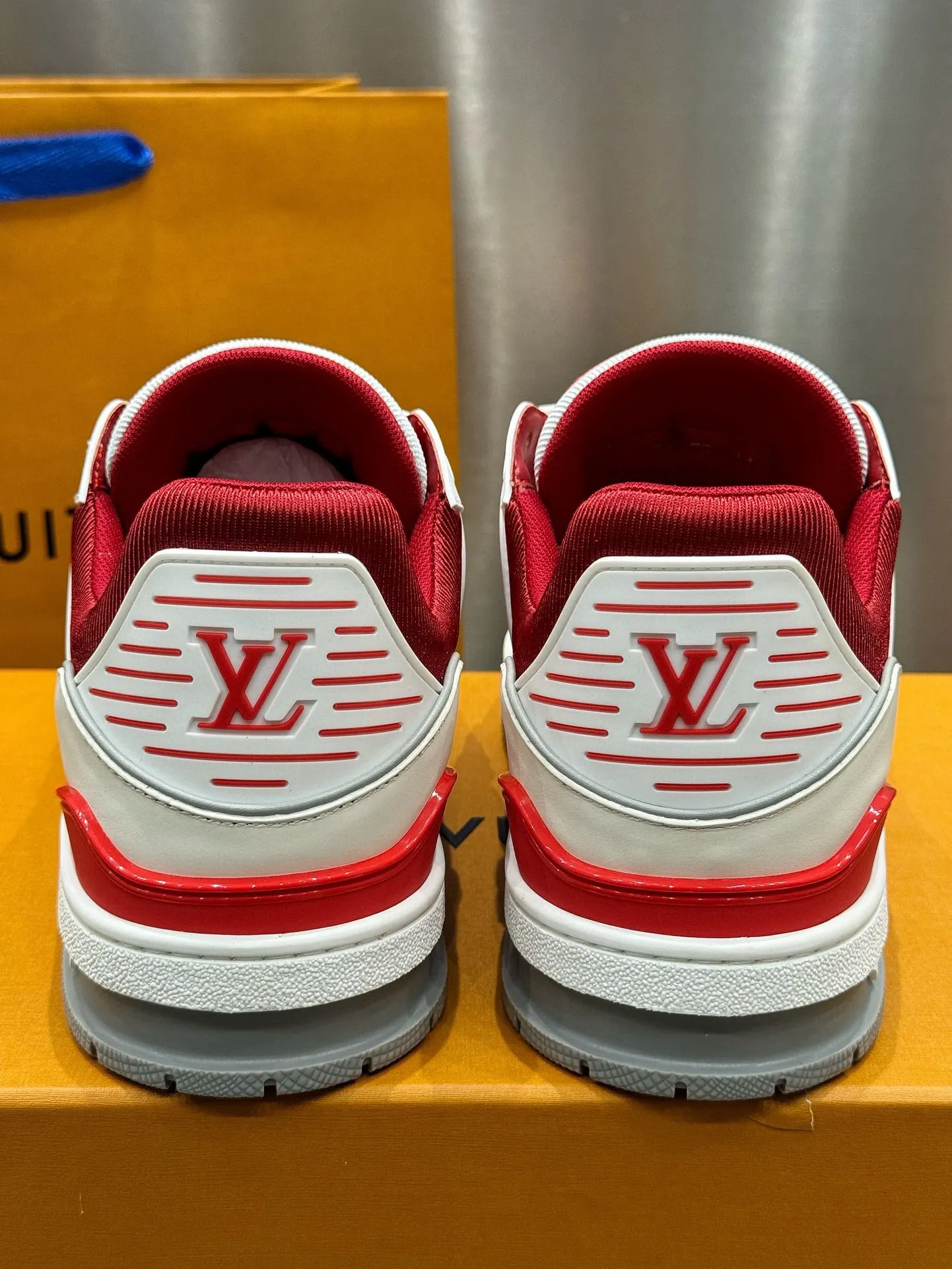 👟👟Ex-factory price 740👟👟 LOUIS VUITTON - the best-looking sneakers by Virgin Abloh, Lv Brand strongly recommends new products, official website limited edition retro basketball sneakers! Both high-top and low-top models spent money to purchase the original 1:1 accurate replica, the details are invincible, full of sincerity, imported custom-made original cowhide, the original package method is the same, the details are 100% restored, the private model customizes the original one-piece TPU outsole, which is different from other brands, without the original version, this effect cannot be achieved! LV’s best-looking couple shoes in the past, don’t miss it! Size: 35-45